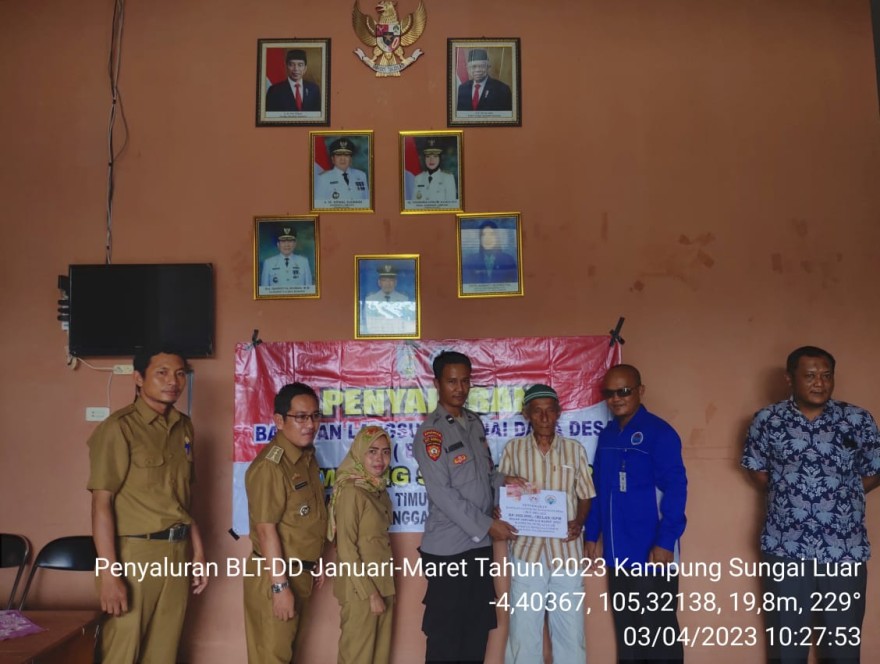 PEMBAGIAN BLT DANA DESA TAHAP PERTAMA KAMPUNG SUNGAI LUAR