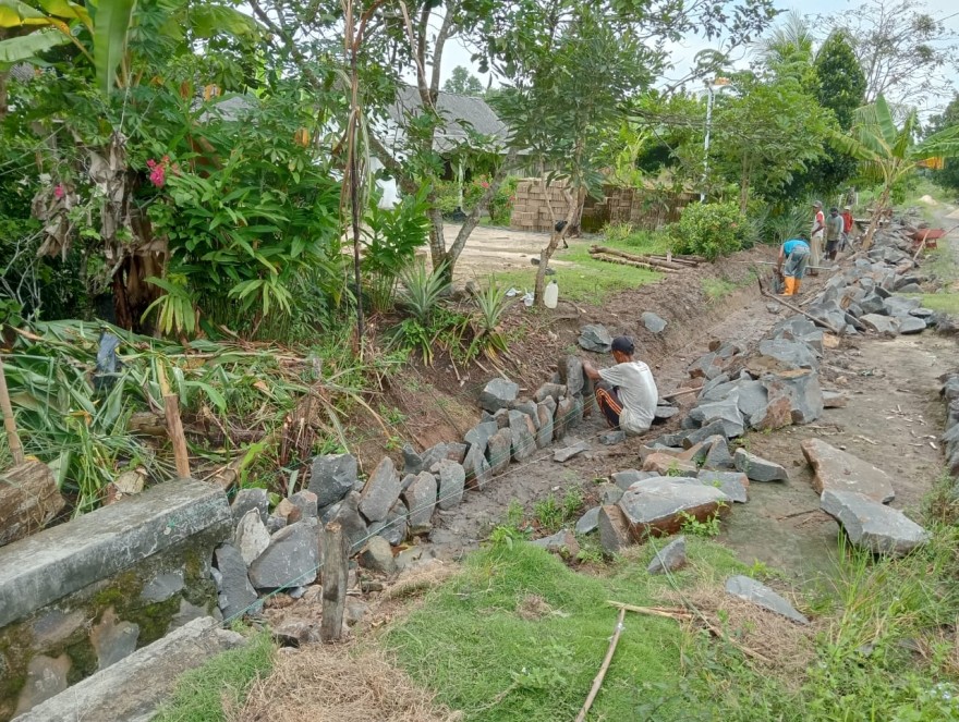 Pembangunan saluran drainase Baru Ukuran 260 Meter di Kampung Sungai Luar