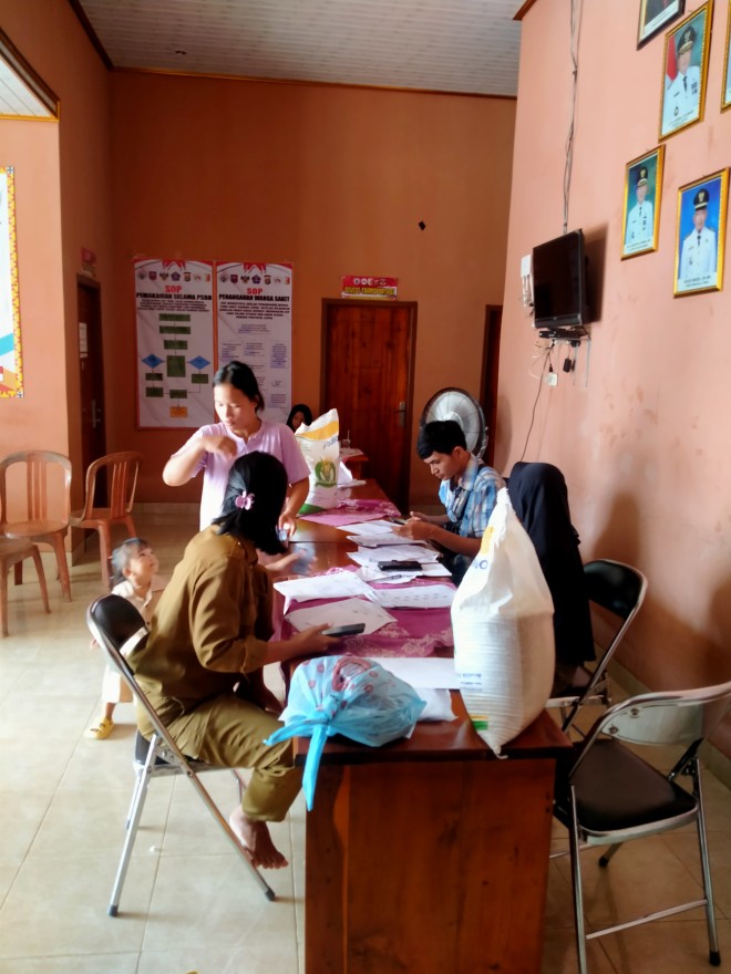 PEMBAGIAN BERAS BULOG KEPADA MASYARAKAT KAMPUNG SUNGAI LUAR TAHUN 2024