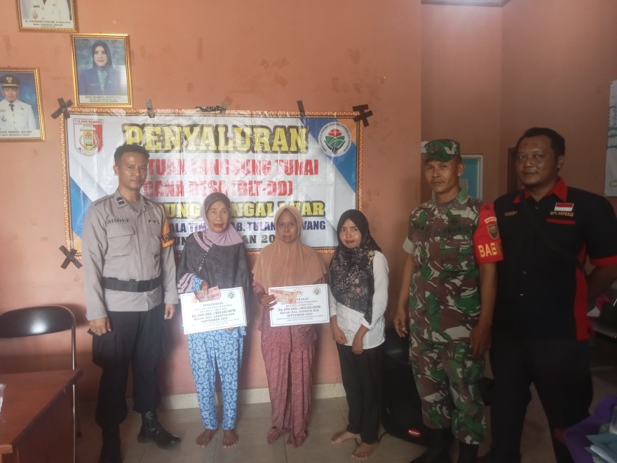 PEMBAGIAN BLT DANA DESA TAHAP KEDUA KAMPUNG SUNGAI LUAR